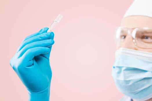 médico sosteniendo una viola con vacuna contra el virus de la corona. foto