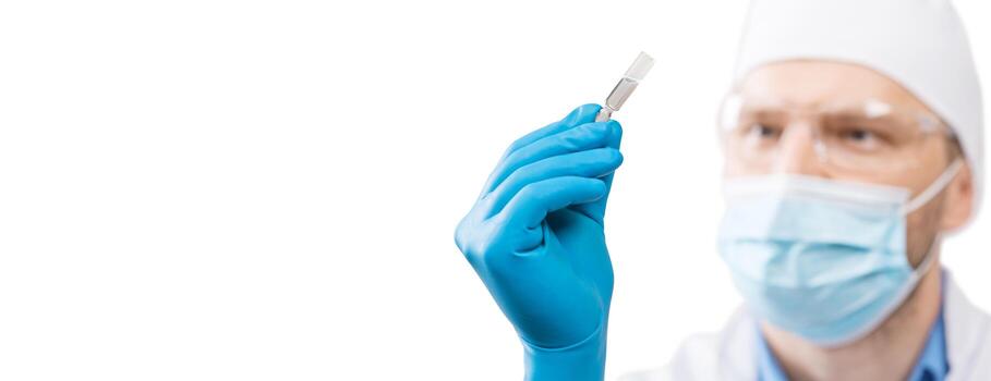 médico sosteniendo una viola con vacuna contra el virus de la corona. foto