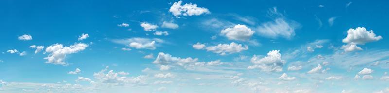 hermoso cielo azul con nubes blancas foto