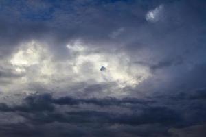 muchas nubes - muchos colores antes de que se ponga el sol. el ambiente era aterrador como si las tormentas de verano y las fuertes lluvias estuvieran a punto de ocurrir. foto