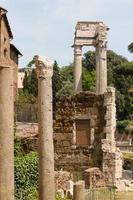 ruinas por teatro di marcello, roma - italia foto
