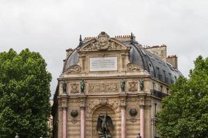 hermosa fuente de san miguel en paris foto