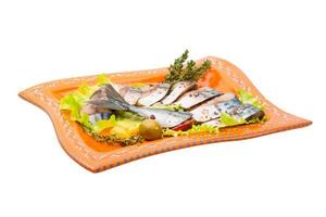 pescado caballa, en rodajas en un plato con lechuga foto
