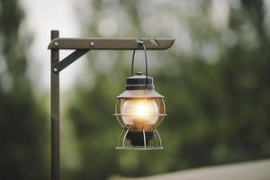 luz de linterna acampar al aire libre por la noche foto