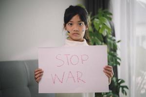 No abordes la guerra, detén la guerra. niña asiática. ninguna guerra con ucrania. Crisis del globo geopolítico ucraniano. foto