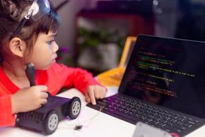 los estudiantes de asia aprenden en casa a codificar autos robot y cables de tableros electrónicos en tallo, vapor, ingeniería matemática, ciencia, tecnología, código de computadora en robótica para el concepto de niños. foto