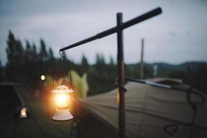 luz de linterna acampar al aire libre por la noche foto