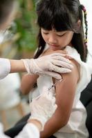 vacunación de los niños. una inyección. enfoque selectivo. foto