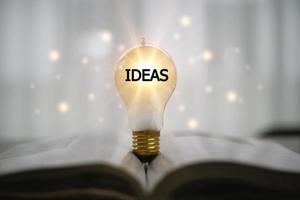 concepto de ideas para presentar nuevas ideas gran inspiración e innovación nuevo comienzo. foto