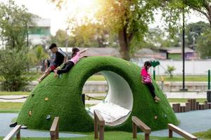 los lindos niños descansan en el patio de recreo en verano foto