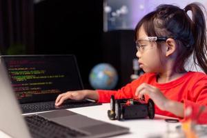 los estudiantes de asia aprenden en casa a codificar autos robot y cables de tableros electrónicos en tallo, vapor, ingeniería matemática, ciencia, tecnología, código de computadora en robótica para el concepto de niños. foto