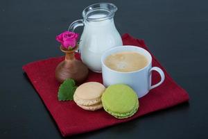 café con macarons y leche foto