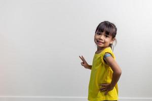 concepto de vacunas covid 19 para niños. estudio un retrato de una adorable niña asiática después de recibir su primera dosis de vacuna. inmune, seguro, disponible, regreso a la escuela. foto
