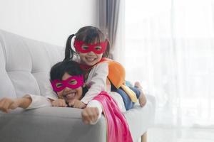 niños felices y confiados jugando y vistiéndose como superhéroes juntos foto