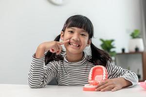 un niño pequeño juega con mandíbulas artificiales. odontologia infantil. foto