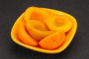 fruta de melocotones marinados en el bol foto