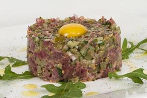 Steak tartar con huevo foto