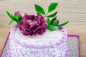 pastel de bodas con flor foto