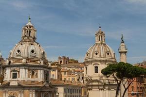 chiesa del santissimo nome di maria al foro traiano y santa maria di loreto en roma, italia foto