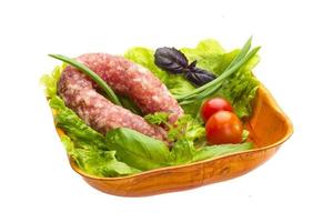 salami maduro con ensalada, albahaca, cebolla y tomate foto