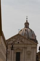 gran iglesia en el centro de roma, italia. foto