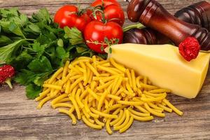 macarrones crudos de pasta italiana para cocinar foto