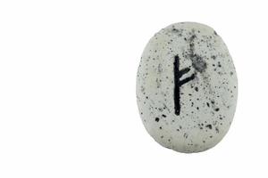 primer plano de runas de piedra vikingas, fehu