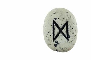 primer plano de runas de piedra vikingas, dagaz foto