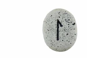 primer plano de runas de piedra vikingas, laguz