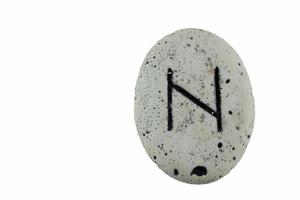 primer plano de runas de piedra vikingas, hagalaz foto