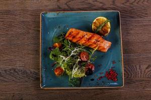 Grilled salmon with lemon photo