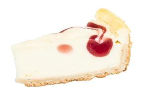 primer plano de una rebanada de pastel de queso con cerezas sobre un fondo blanco foto