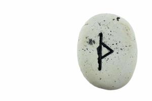 primer plano de runas de piedra vikingas, thurisaz