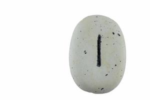 primer plano de runas de piedra vikingas, isaz foto