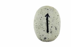 primer plano de runas de piedra vikingas, tiwaz foto