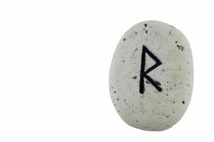 primer plano de runas de piedra vikingas, raido foto