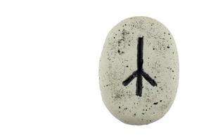primer plano de runas de piedra vikingas, algiz foto