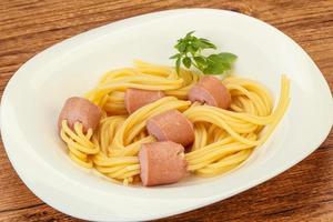 espaguetis de pasta para niños con salchichas foto