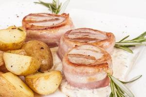 bistec a la parrilla envuelto en tocino, con verduras a la parrilla, puré de papas foto