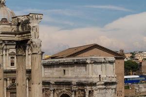 ruinas de edificios y columnas antiguas en roma, italia foto
