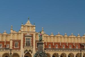 edificio sukiennice en cracovia, polonia foto