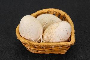 tres huevos de pavo crudos grandes foto