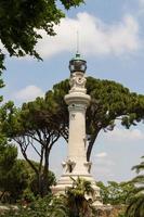 pequeño faro entre los árboles en roma, italia foto