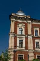 hermosa fachada de la casa de la ciudad vieja en cracovia, polonia foto