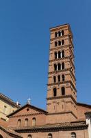 campanario de la basílica dei santi giovanni e paolo en roma, italia foto