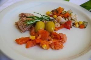 ensalada de atún, salmón y gambas foto