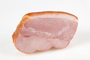 carne de cerdo ahumada sobre fondo blanco foto