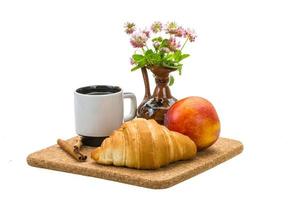 desayuno con café y croissant foto