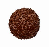 Bola de chocolate recubierta de chispas de chocolate. dulces deliciosos fondo aislado. ilustración 3d foto