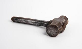 Viejo martillo oxidado con mango de hierro oxidado aislado sobre fondo blanco. foto